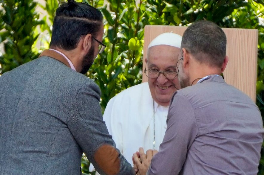 Pápež objal mužov, ktorých príbuzných zabili Hamas a izraelské sily