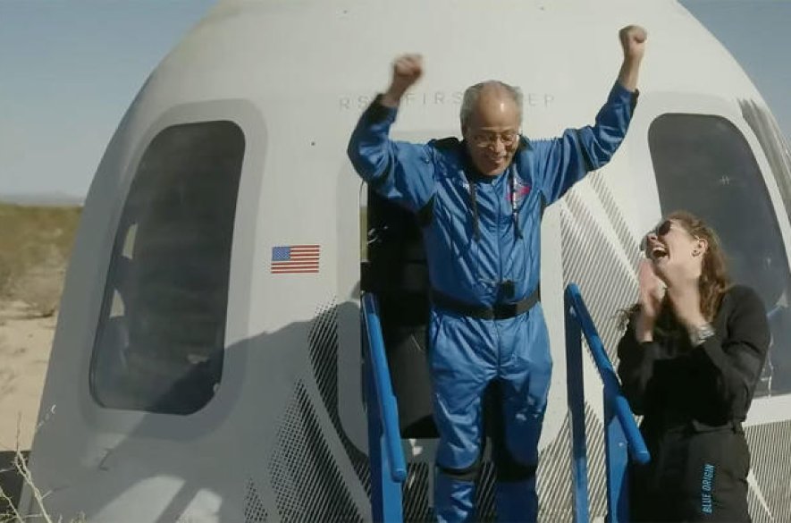 Výlet do vesmíru: Na palube rakety spoločnosti Blue Origin aj 90-ROČNÝ astronaut