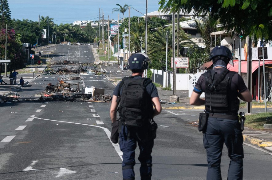 Na Novú Kaledóniu pre nepokoje dorazilo tisíc policajtov z Francúzska