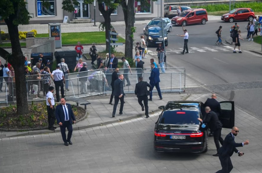 Po atentáte na premiéra: Vojna so slovami beží na plné obrátky, ale slová sú tak trochu posvätné (komentár Iva Samsona)