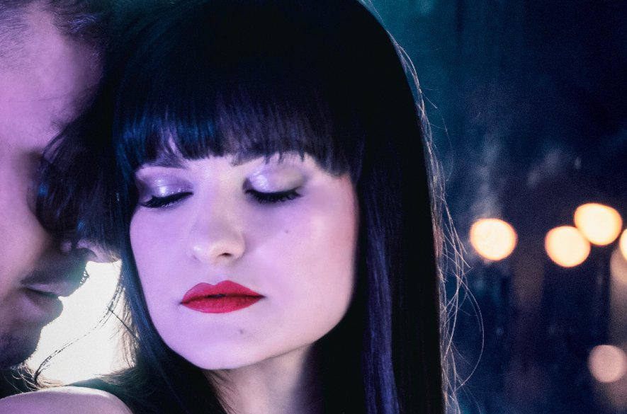 Herečka a speváčka Katarína Andrejcová debutuje so skladbou “Nová éra nepokoja” +VIDEO