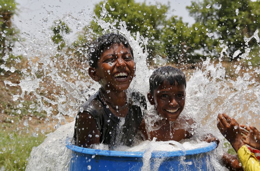 India: Extrémne 50-stupňové horúčavy. Deti ale neskrývajú radosť. Prečo?