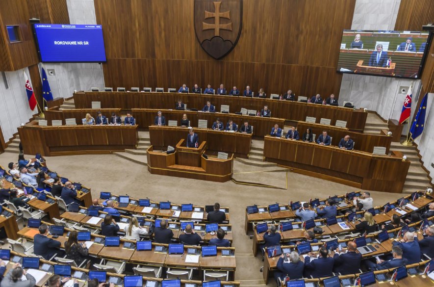 Poslanci po prestávke znova rokovali. Parlament prijal uznesenie k atentátu na premiéra Roberta Fica