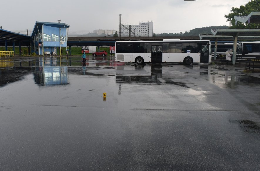 Vodič autobusu v Košiciach zachytil chodkyňu. Zaseknutú v náprave ju vliekol ešte niekoľko metrov