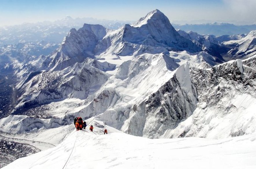 Mount Everest si vypýtal ďalšiu obeť: Pri výstupe zahynul horolezec, po šerpovi sa pátra