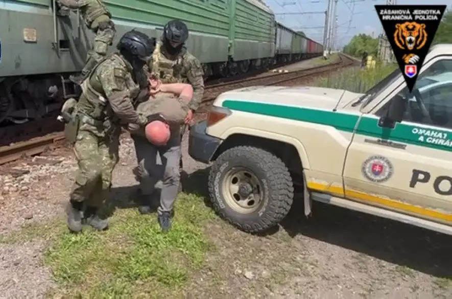 Akcia RUDA: Príslušníci Národnej jednotky boja proti nelegálnej migrácii obvinili dve osoby