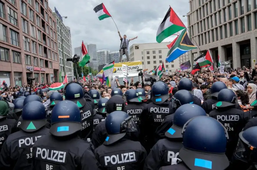 Polícia vyhnala propalestínskych demonštrantov z berlínskej univerzity. Boli zabarikádovaní