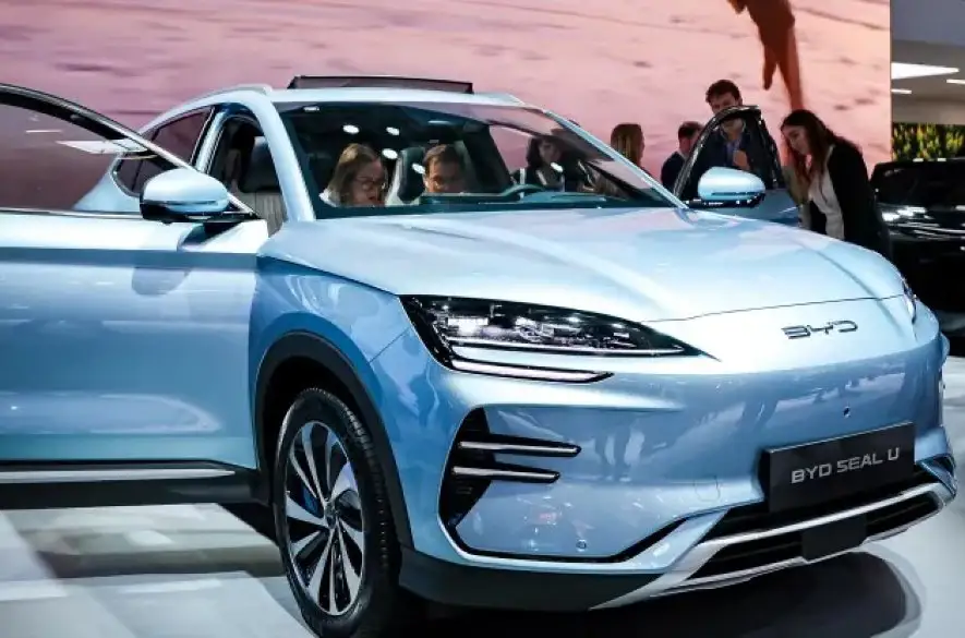 Čínske automobilky razantne prenikajú na európsky trh. Na hrozbu vysokých ciel nedbajú. A reakcia Európy?