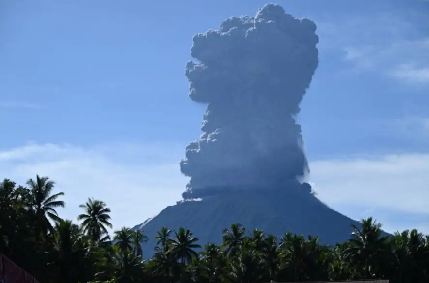Ďalšia erupcia:  Sopka Ibu vychrlila 6-kilometrový oblak popola + VIDEÁ