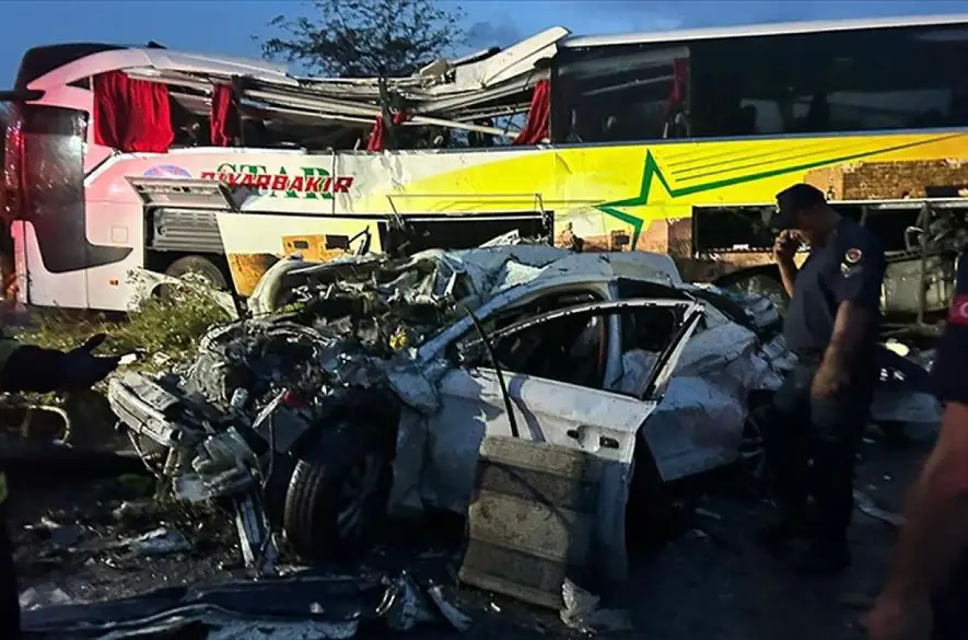 Zrážka autobusu s autami v Turecku: 10 obetí, 39 zranených + VIDEO