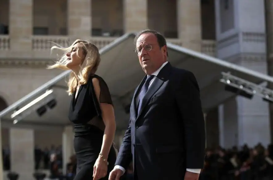 Vydražili skúter, na ktorom francúzsky exprezident tajne jazdil za milenkou. Cena: 22 500 eur