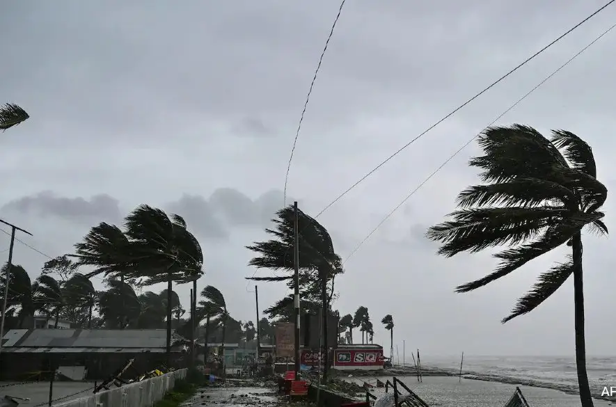 Cyklón si vyžiadal 10 obetí, so zemou zrovnal 30 000 domov + VIDEÁ