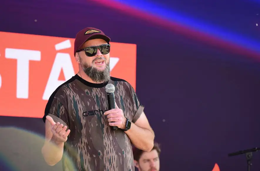 REPORTÁŽ: Pastor Adrián Šesták na Street Gospel Tour v Petržalke hovoril o potrebe zmierenia s Bohom