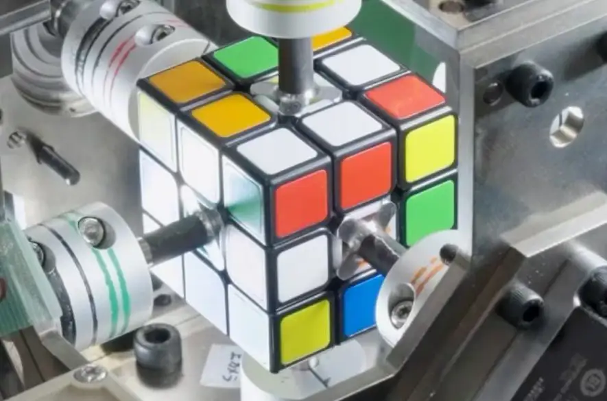 Robot z Japonska zložil Rubikovu kocku za 0,3 sekundy. Je to desatinu času, ktorý na to potrebuje najrýchlejší človek +VIDEO