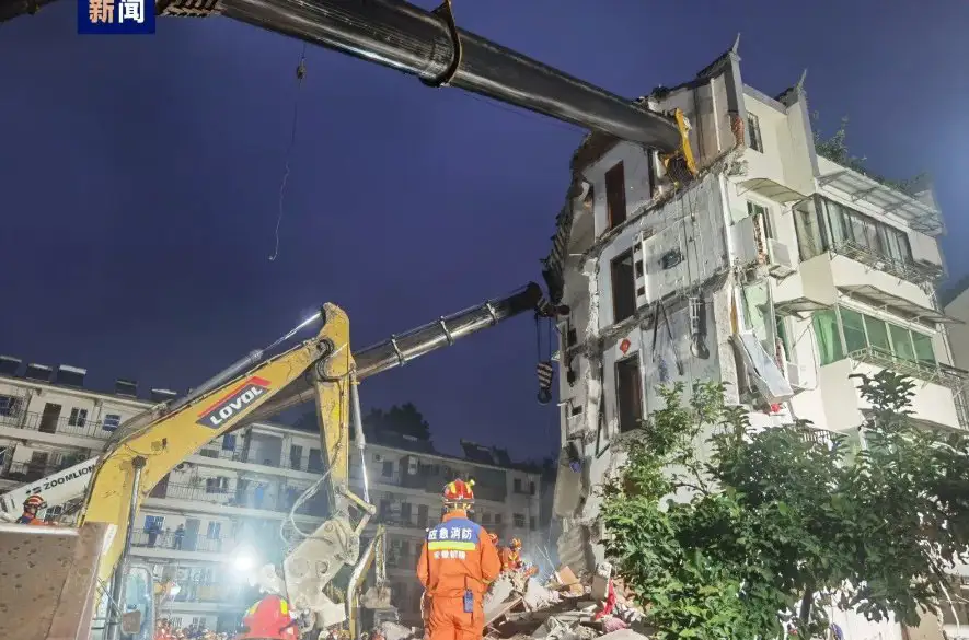 Čína: Zrútenie časti obytnej budovy – 4 obete, záchrana 12-ročného dievčaťa + VIDEO