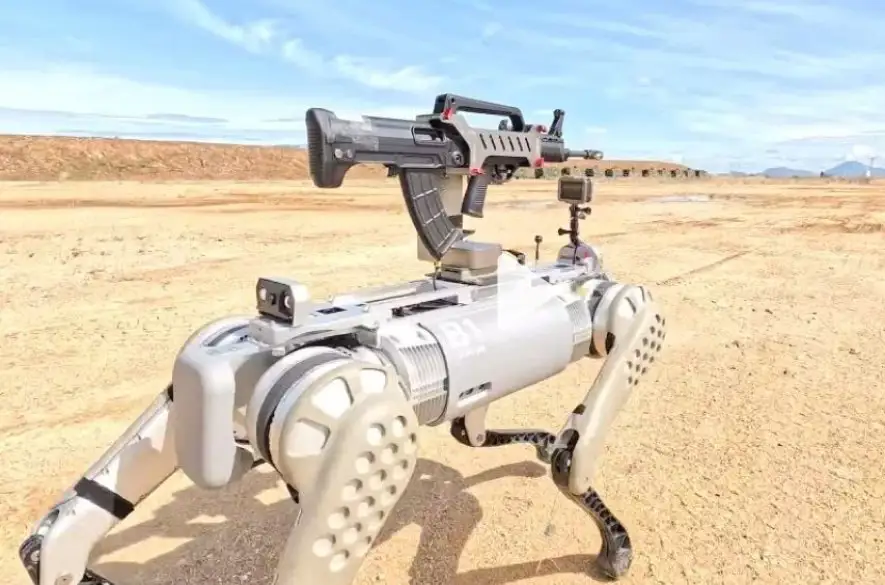 Čínska armáda predviedla robotického bojového „psa“ vybaveného guľometom +VIDEÁ