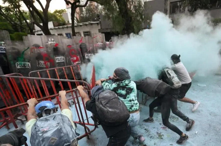 Mexiko: Protesty pred izraelskou ambasádou. Lietali kamene, polícia použila slzotvorný plyn + VIDEÁ