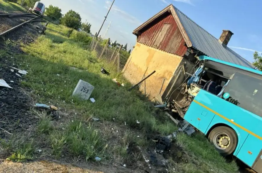 Dramatická nehoda: Zrážka autobusu s vlakom
