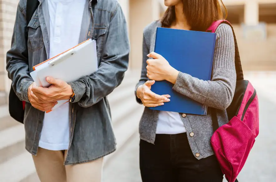 Šesť rád po ukončení štúdia: Absolventom škôl vzniknú povinnosti voči Sociálnej poisťovni až po tom, ako začnú pracovať