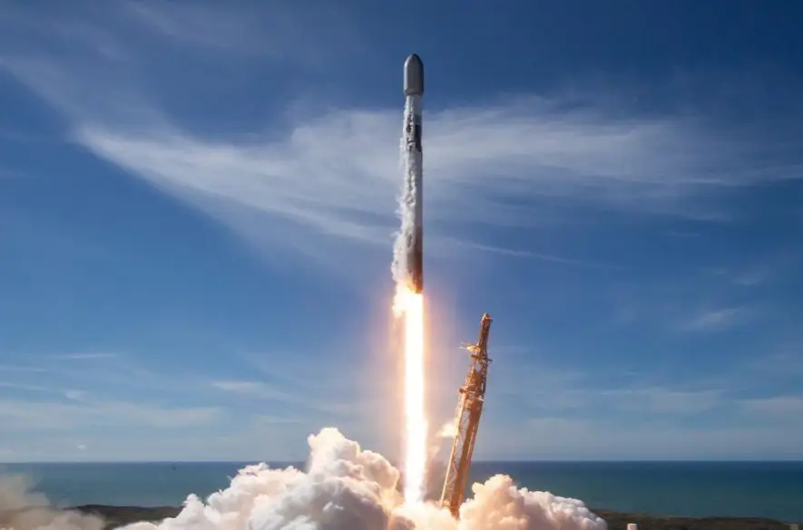 SpaceX vypustil do vesmíru ďalších 23 internetových satelitov Starlink +VIDEO