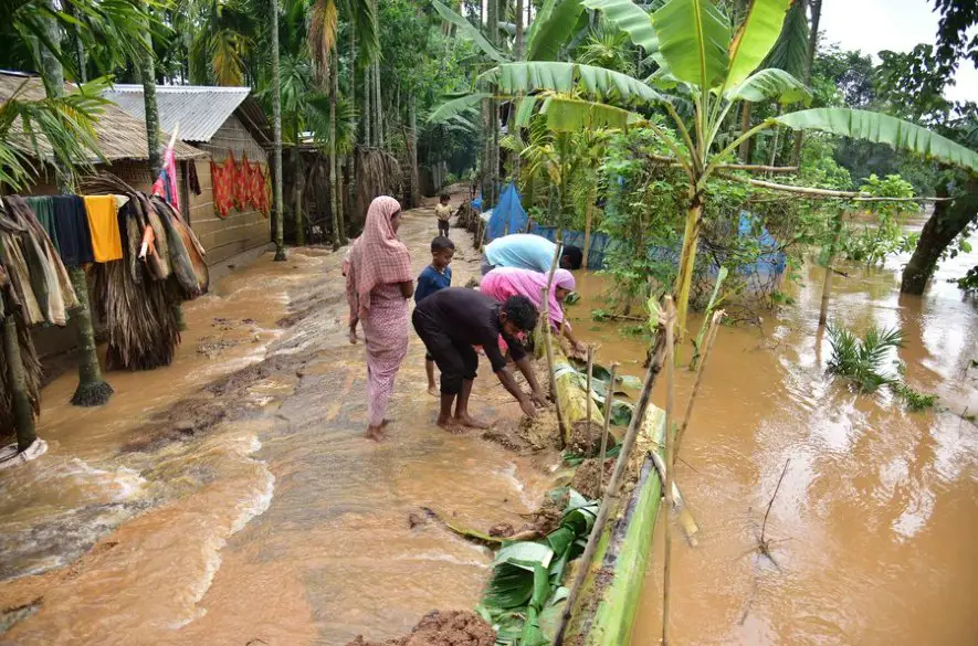 Povodne sužujú indický región Assam. Spôsobili ich najmä zosuvy pôdy po cyklóne Remal