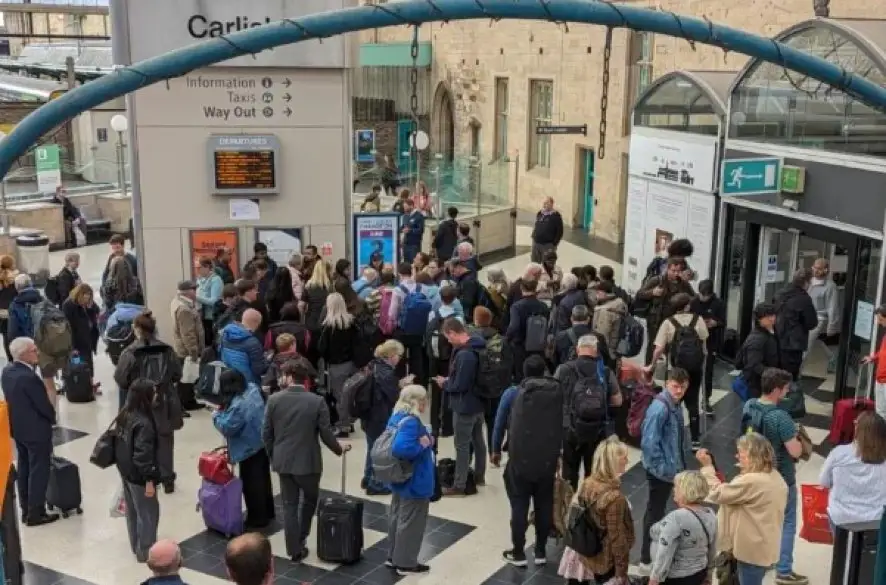 Tisícky ľudí zažili chaos po vykoľajení vlaku na jednej z hlavných britských trás