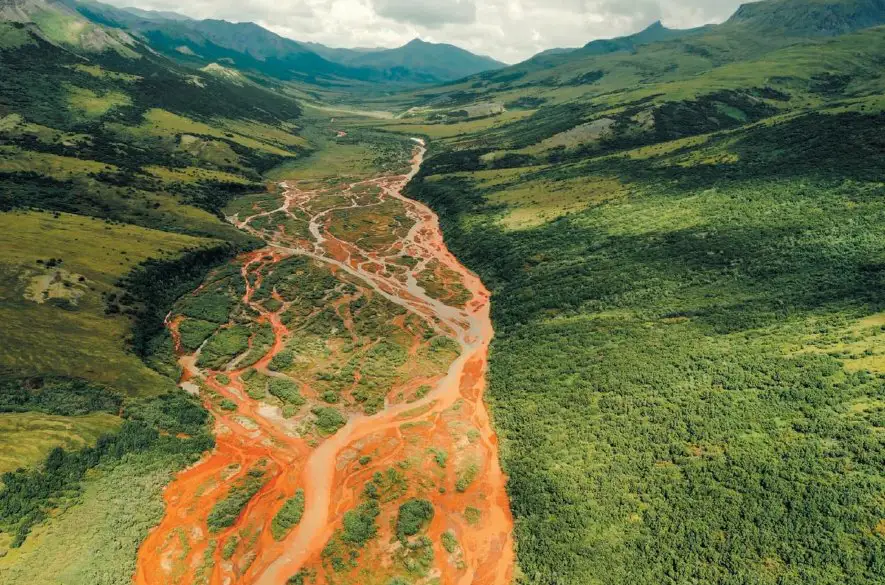 Vedci zostali „v pomykove" , keď sa aljašská rieka sfarbila do jasne oranžovej farby