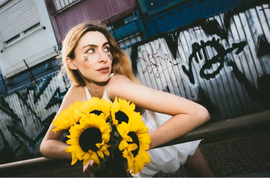Speváčka ANNABELLE víta jar singlom "flowers on my eyes". Peckou s klipom z Los Angeles manifestuje pozitívnu energiu +VIDEO