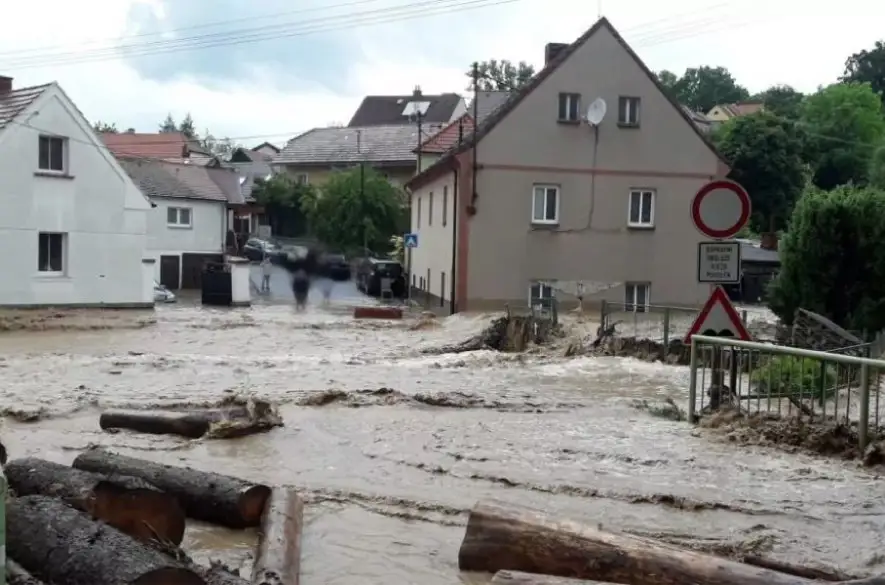 V Česku sa valí voda: Silné búrky priniesli masívne záplavy. Blesk zasiahol ľudí + VIDEÁ