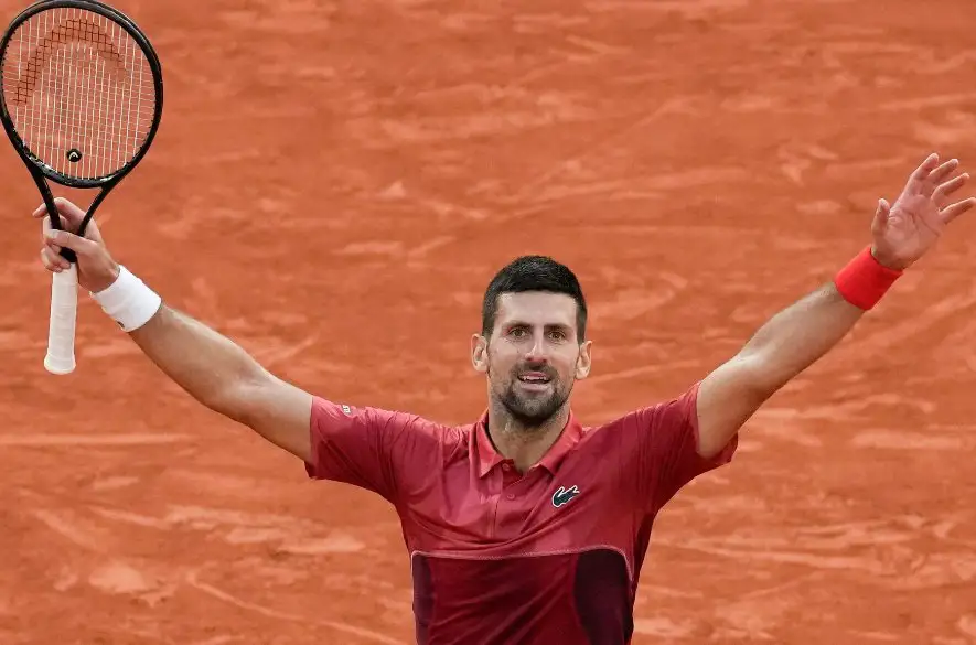 Djokovič bol v osemfinále Roland Garros na pokraji vypadnutia, napokon ide po päťsetovej bitke ďalej  +VIDEO