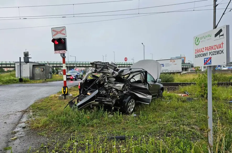 V Prešove došlo k zrážke auta s vlakom