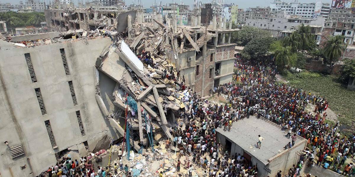 V Dháke sa zrútila továreň: 82 mŕtvych viac ako 700 zranených!