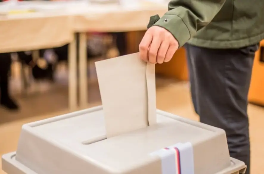 AKTUALIZOVANÉ  Palárikovo: Prerušili hlasovanie v 3 okresoch. Na hlasovacích lístkoch sa našiel biely prášok