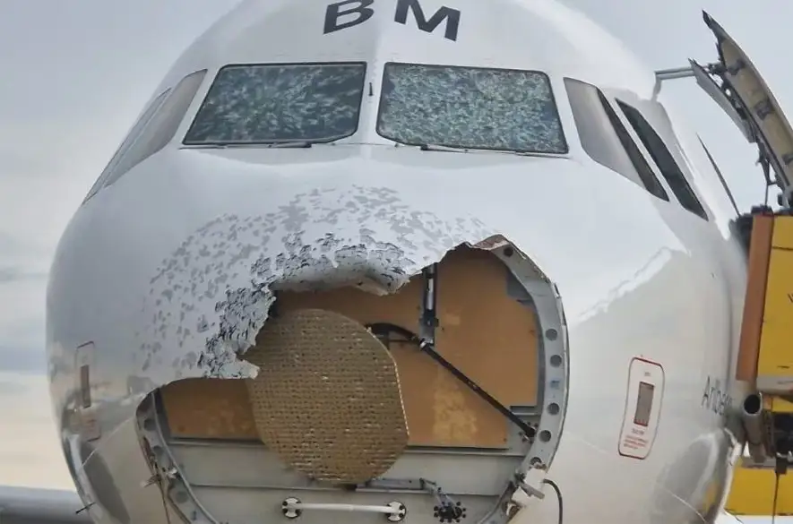 Silné krupobitie: Na lietadle Austrian Airlines za letu poškodilo okná cockpitu a odtrhlo nos. Vydali Mayday + VIDEO