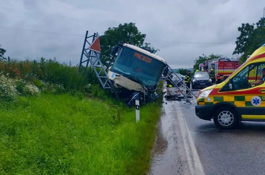 Pri Zlatých Moravciach sa zrazil autobus s autom. Zranení sú obaja vodiči a päť cestujúcich