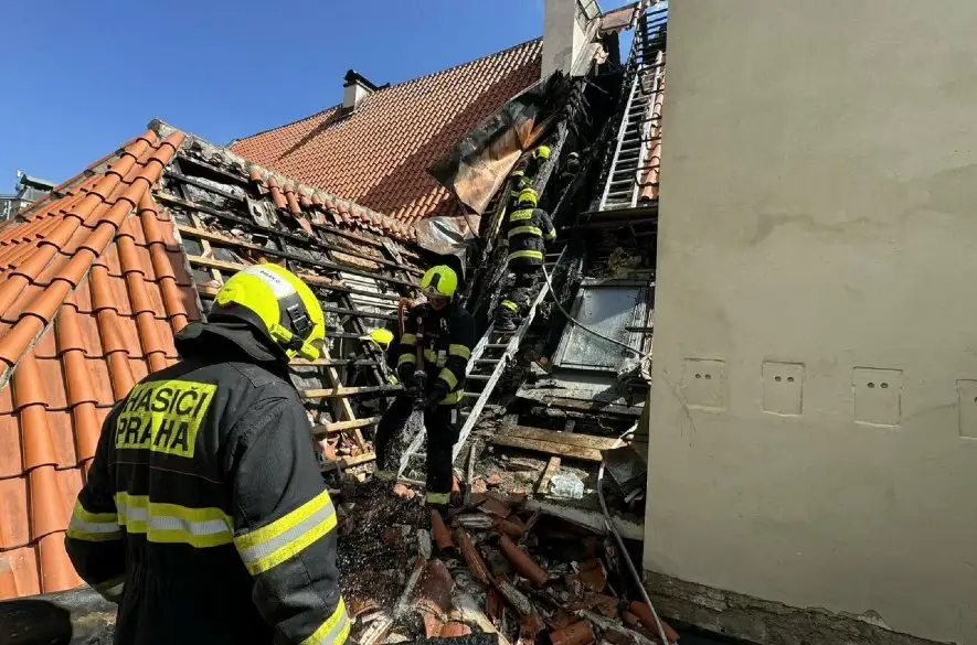 Praha: V centre zasahujú hasiči. Horí strecha budovy pri Týnskom chráme + VIDEÁ