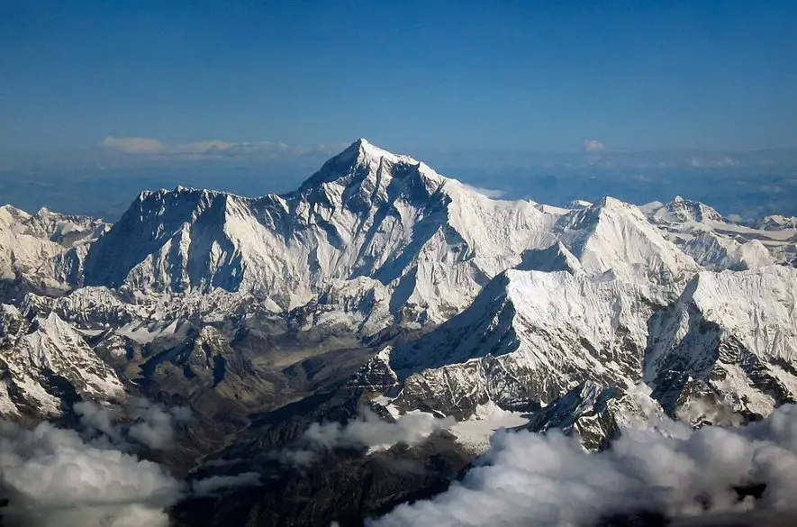 Z Mount Everestu zniesli štyri telá, jednu kostru a 11 ton odpadu