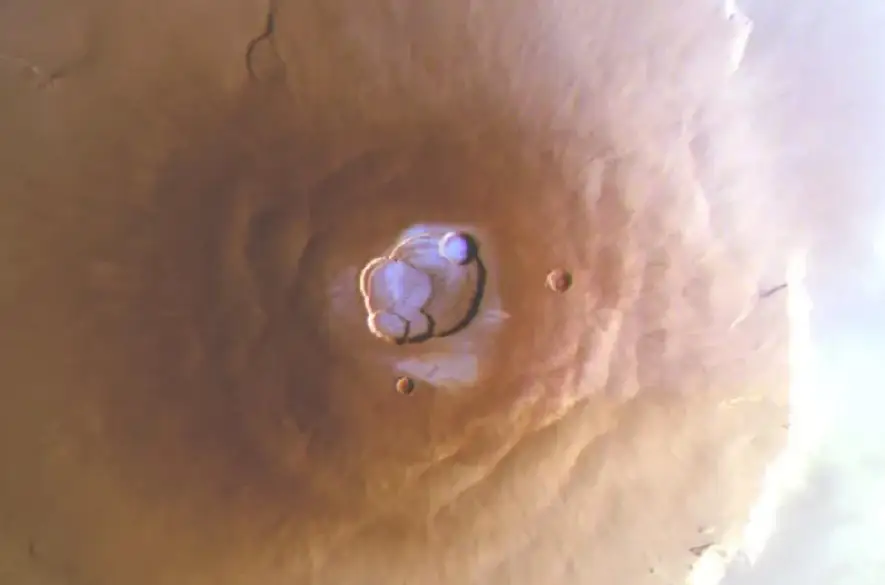 Vedcov prekvapili snímky sopečných kráterov na Marse. Pokrýva ich ľadová námraza