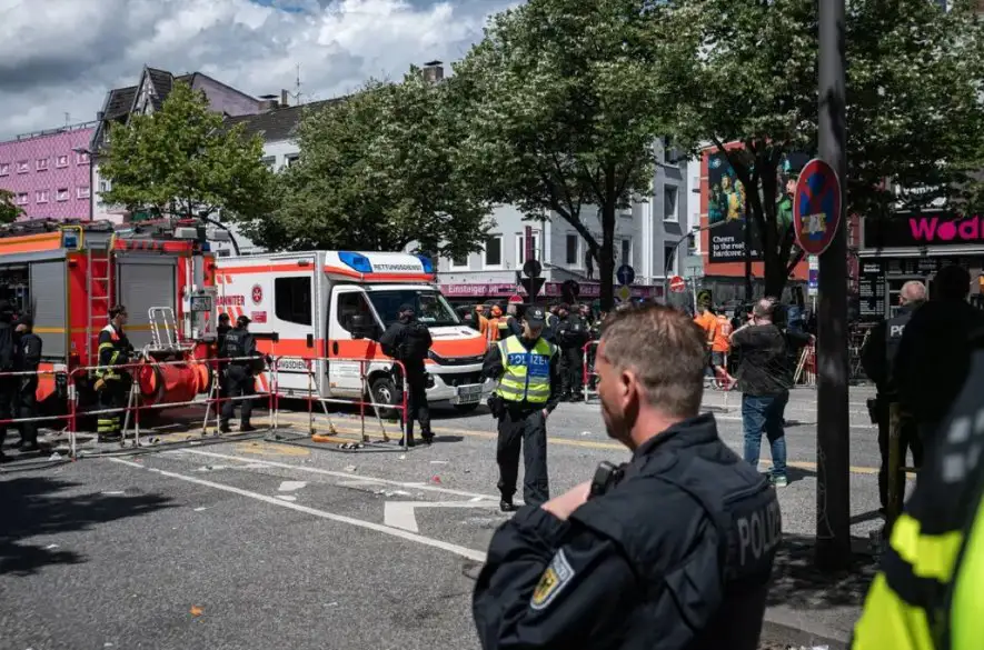 Hamburg: Polícia postrelila muža, ktorý ju ohrozoval sekerou