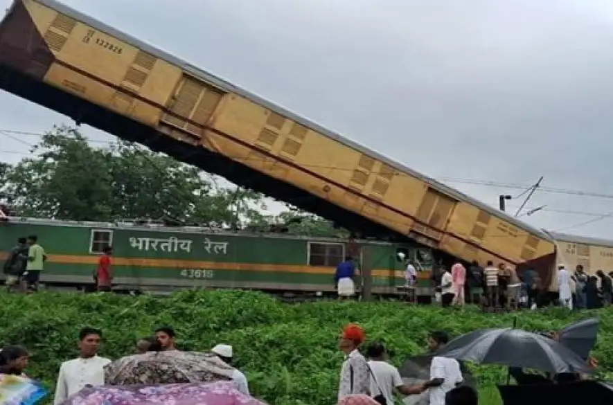 India: Zrážka dvoch vlakov – najmenej 13 obetí a vyše 30 zranených. Vozeň takmer kolmo vo vzduchu  + VIDEO