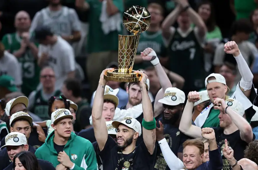 NBA: V Bostone sa oslavuje. Celtics získali rekordný titul +VIDEO