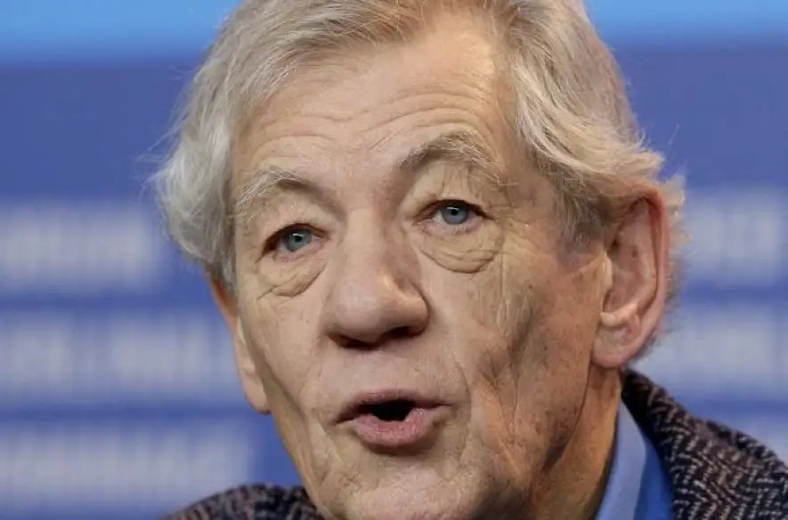 Hviezda Pána Prsteňov McKellen: Spadol z pódia počas predstavenia + VIDEÁ