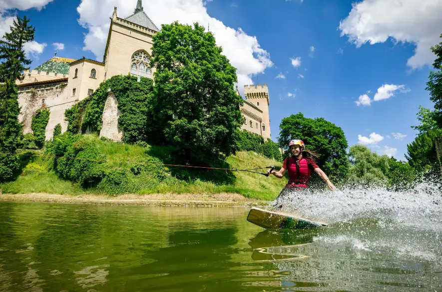 Zuzana Vráblová si na Bojnickom zámku zajazdila ako pravá wakeskatová kráľovná