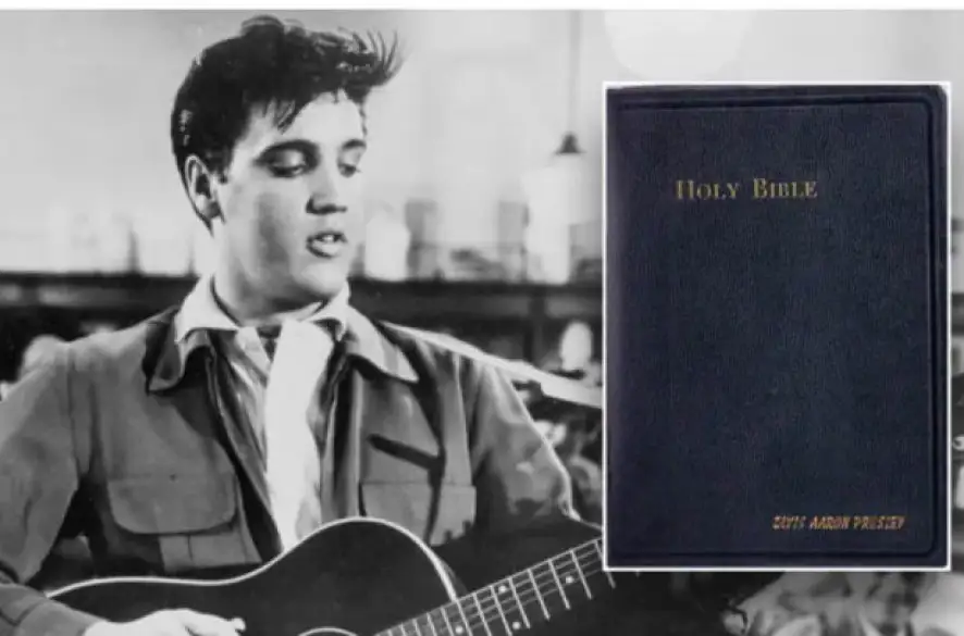 Biblia Elvisa Presleyho vydražená za viac ako 112-tisíc eur. Aké verše si kráľ rock'n'rollu podčiarkol?