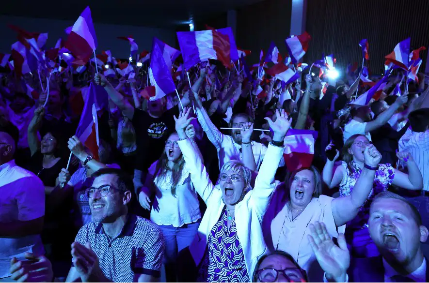 Voľby vo Francúzsku: Po prvom kole vedie krajná pravica, protestovali proti nej tisíce ľudí +VIDEO