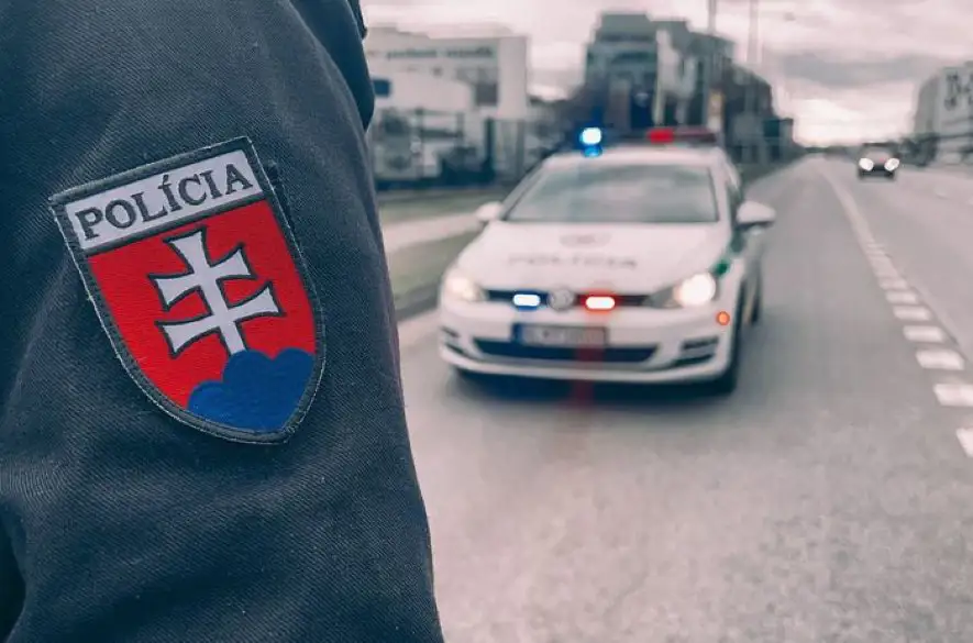 Opitý vodič v protismere vytláčal oproti idúce autá. Snažil sa uniknúť policajtom