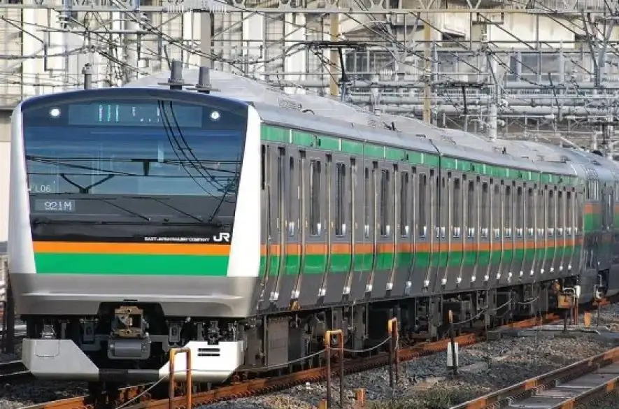 Vo vlaku v Japonsku jazdil 12 hodín mŕtvy muž. Všimli si ho až v depe