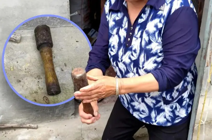 Seniorka v Číne roky používala granát ako kladivo