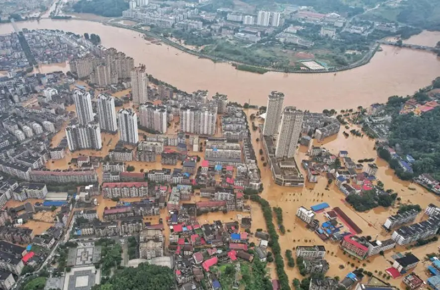Východ Číny postihli lejaky, evakuovali takmer štvrť milióna ľudí +VIDEO
