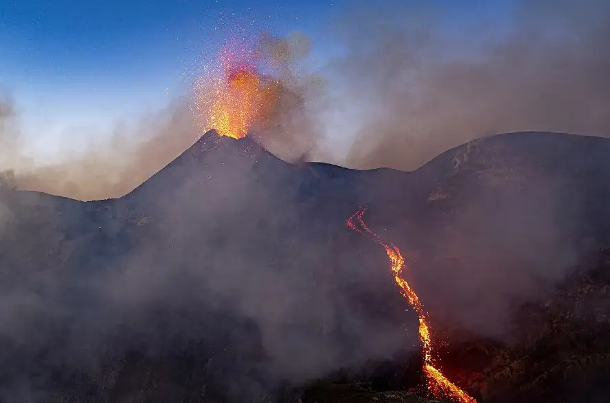 Sopka Etna sa opäť prebudila, ohnivú show sledovali desiatky ľudí +VIDEO